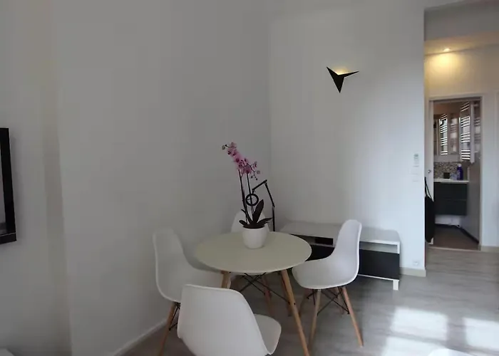 First Floor Fully Renovated Lägenhet *